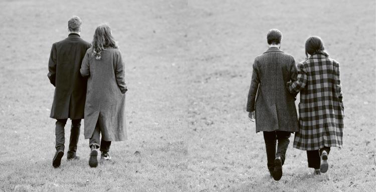 Photo en noir et blanc de deux couple qui marchent dans l'herbe