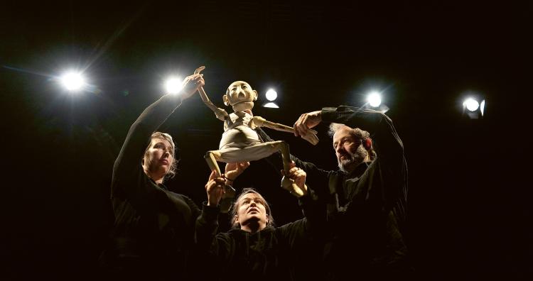 Photo du spectacle Pouvoir montrant trois comédiens portant une marionette