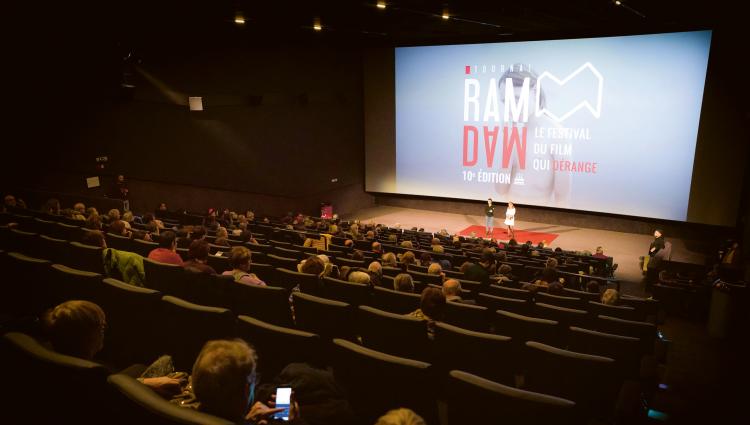 Photo d'une salle de cinéma et du public