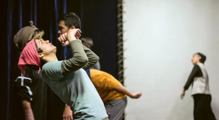 Photo d'ados en train de répéter une pièce de théâtre